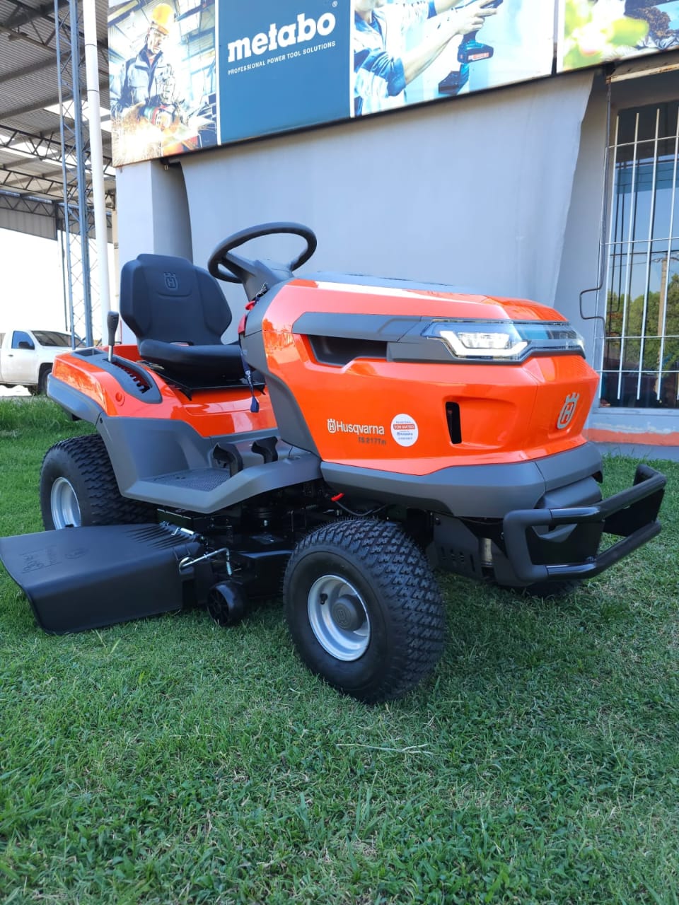 Tractor de cortar pasto-Husqvarna TS 217TM