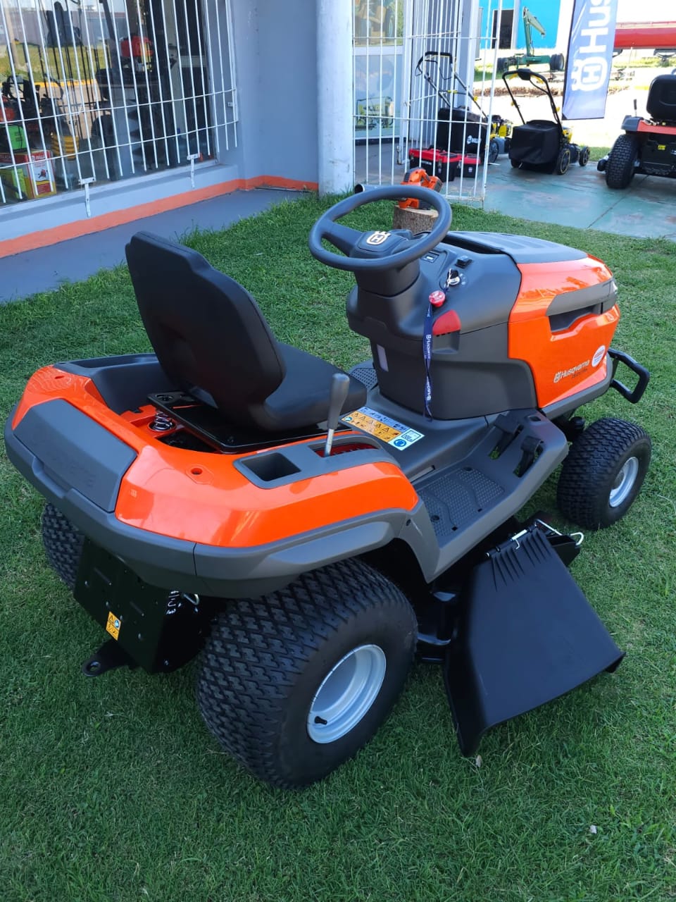 Tractor de cortar pasto-Husqvarna TS 217TM