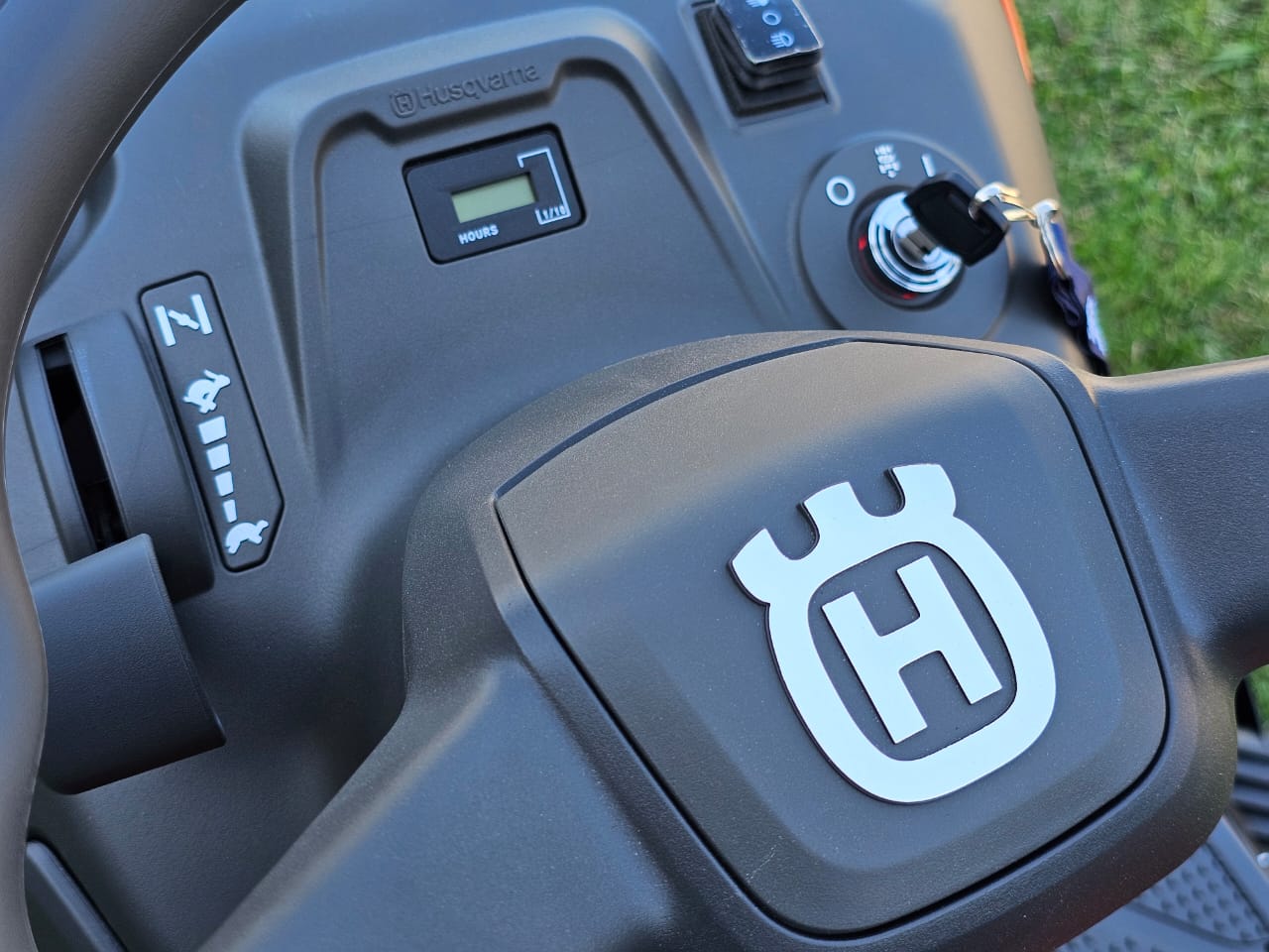 Tractor de cortar pasto-Husqvarna TS 217TM